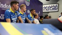 Mereka dikontrak Persib untuk menggantikan tiga pemain asing Persib yang dilepas, yakni Rene Mihelic, Bojan Malisic, dan Artur Gevorkyan.