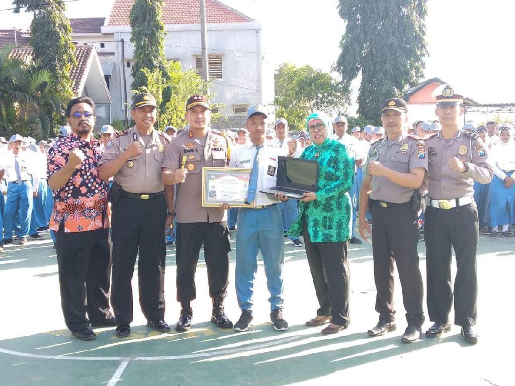 Apresiasi Polisi untuk Dua Siswa yang Panjat Tiang Bendera di Probolinggo Apresiasi Polisi untuk Dua Siswa yang Panjat Tiang Bendera di Probolinggo