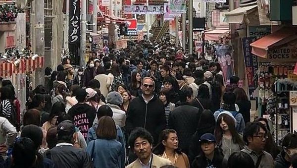 Foto-foto Kocak Traveler Jangkung yang Liburan ke Jepang