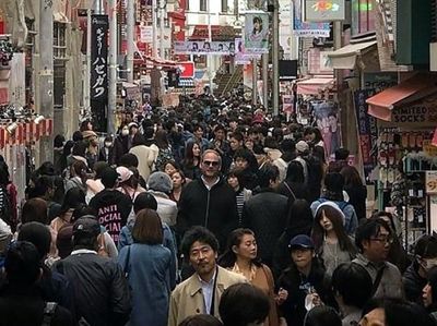 Foto-foto Kocak Traveler Jangkung yang Liburan ke Jepang