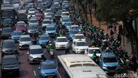 Duh, Ojol dan Taksi Mangkal Sembarangan Bikin Macet Lalu Lintas