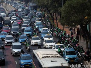 Duh, Ojol dan Taksi Mangkal Sembarangan Bikin Macet Lalu Lintas