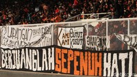 Jakmania yang memadati Stadion Madya terus memberikan dukungan kepada para pemain Persija.