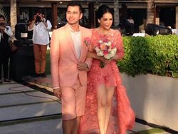 Seperti Glenn Fredly, Artis-artis Ini Menikah dengan Gaya Kasual