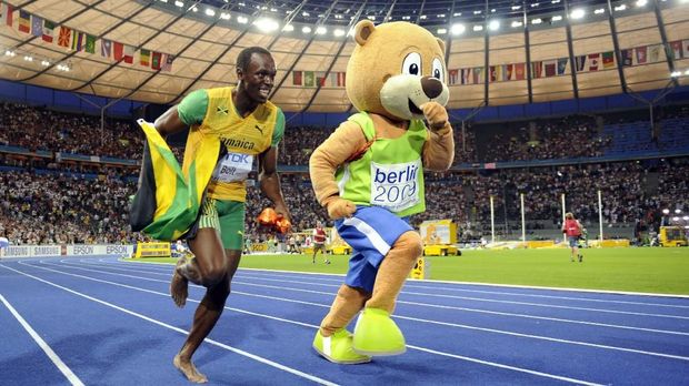 Bolt Cetak Rekor Dunia dengan Tulang Punggung Bengkok