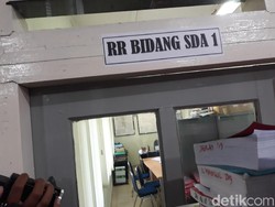 KPK Segel Laci Meja di Salah Satu Ruang di Balai Kota Yogya