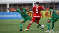 Marko Simic berusaha melewati pengawalan dua pemain Kalteng Putra. Dalam pertandingan ini, Simic turut menyumbankan satu gol untuk Persija. Gol itu dicetak di menit ke-49.