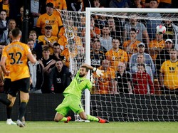 Martial menjebol gawang Wolverhampton melalui tendangan keras di depan gawang. REUTERS/Andrew Yates.