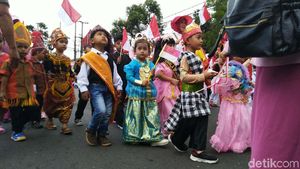 Serunya Pawai Alegoris di Kota Banjar