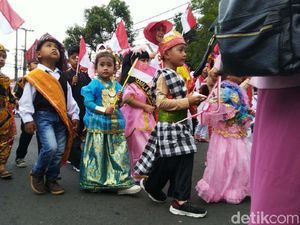 Serunya Pawai Alegoris di Kota Banjar Serunya Pawai Alegoris di Kota Banjar