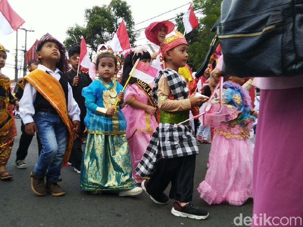 Serunya Pawai Alegoris di Kota Banjar