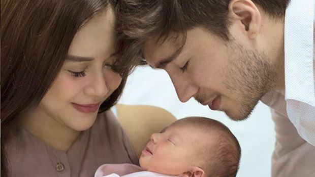 Aura kasih bersama anak dan suaminya