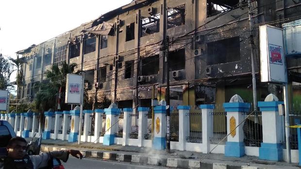 Gedung Majelis Rakyat Papua yang terbakar pascakerusuhan di Manokwari, Papua Barat, Senin (19/02).