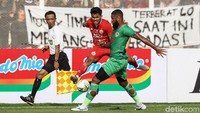 Para pemain Persija melakukan serangan saat melawan Kalteng Putra.