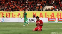 Sandy Sute langsung berdoa di tengah lapangan usai membobol gawang Kalteng Putra di masa injury time.