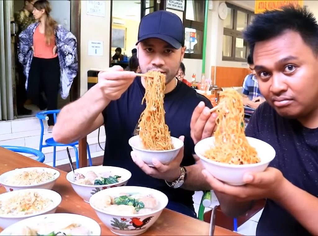 Mampir ke Bandung, Bule Amerika Ini Santap Yamien, Bakso hingga Ceker Mampir ke Bandung, Bule Amerika Ini Santap Yamien, Bakso hingga Ceker