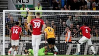 Namun eksekusi Paul Pogba ditepis Rui Patricio. Reuters/Carl Recine.