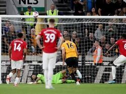 Namun eksekusi Paul Pogba ditepis Rui Patricio. Reuters/Carl Recine.