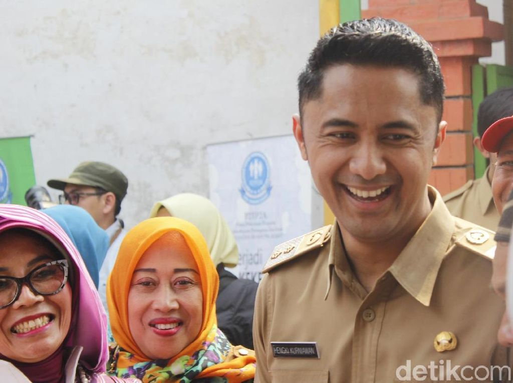 Pria Bawa Piton Teror Kadis PUPR, Wabup Hengky: Proses Hukum! Pria Bawa Piton Teror Kadis PUPR, Wabup Hengky: Proses Hukum!