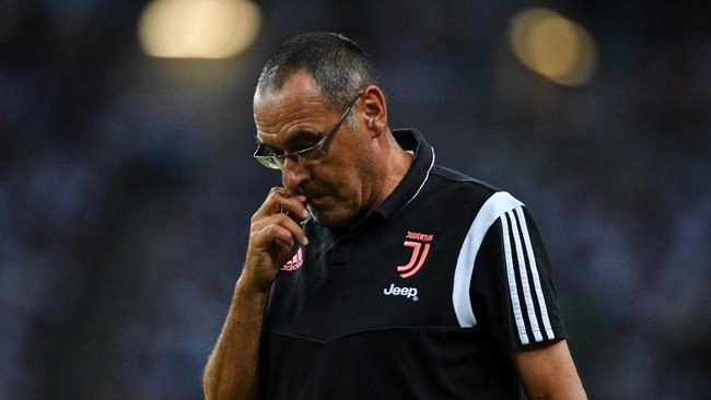 Sarri Membandel, Asyik Merokok Saat Jalani Pemulihan Radang Paru-paru