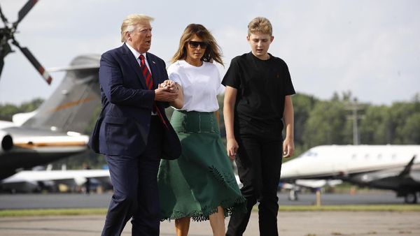 Melania Trump Stylish Pakai Kaus Oblong, Terinspirasi Victoria Beckham?