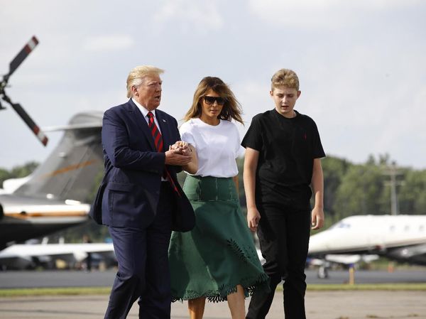 Melania Trump Stylish Pakai Kaus Oblong, Terinspirasi Victoria Beckham?
