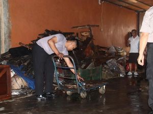 Puing Sisa Kebakaran di Ruang Bawah Tanah Polda Metro Dibersihkan Puing Sisa Kebakaran di Ruang Bawah Tanah Polda Metro Dibersihkan