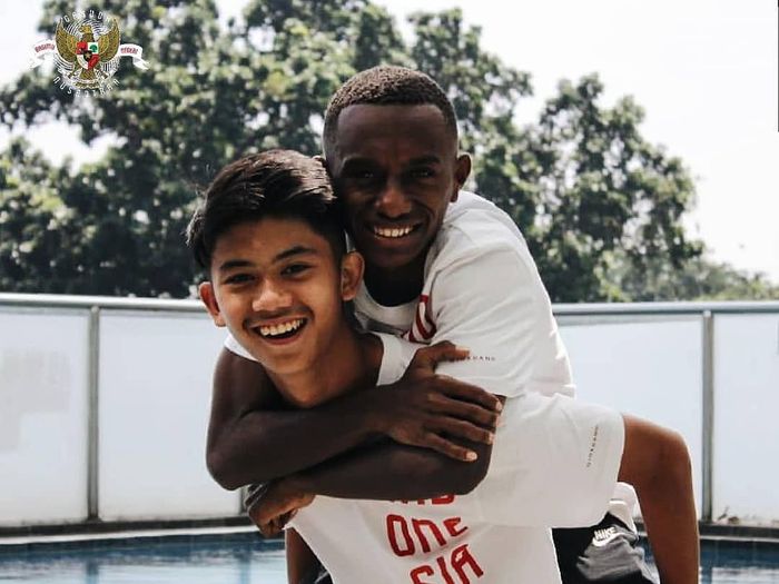 Keakraban Muhamad Valeron dan Alexandro Felix Kamuru yang diunggah Instagram PSSI, (Foto: dok. Instagram PSSI)