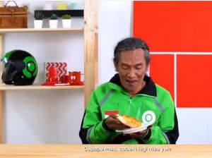 Ekspresi Senang Driver Ojol Saat Icip Makanan Kekinian