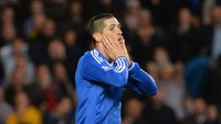 Fernando Torres mengejutkan sepakbola setelah memutuskan pindah ke Chelsea, klub rival Liverpool. Namun, Torres gagal mengulang performa apiknya di Anfield usai hanya mencetak 45 gol plus 35 assist dalam 172 pertandingan untuk Chelsea. Padahal El Nino ditebus seharga 50 juta paun, yang menciptakan rekor transfer di Inggris pada 2011. Foto: Shaun Botterill / Getty Images