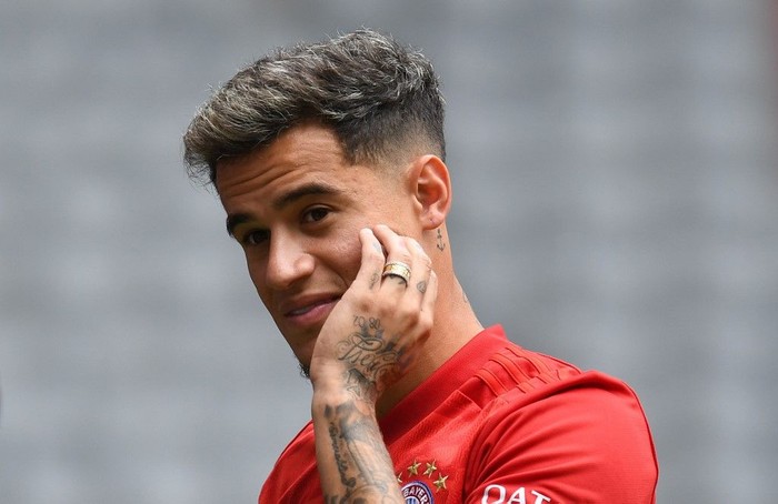 Brazilian midfielder Philippe Coutinho (R), new recruit of German first division Bundesliga football club FC Bayern Munich, is pictured during his presentation in the stadium in Munich, southern Germany, on August 19, 2019. - Coutinho has joined Bayern Munich on a one-year loan worth 8.5 million euros ($9.5 million) with an option to buy, Spanish club Barcelona confirmed on August 19, 2019. (Photo by Christof STACHE / AFP)