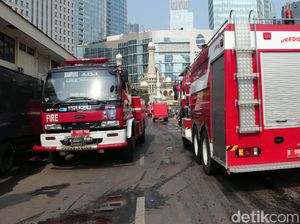 Pajero Pelat Hitam Bersirine Kawal Pemadam Kebakaran: Niatnya Baik, tapi... Pajero Pelat Hitam Bersirine Kawal Pemadam Kebakaran: Niatnya Baik, tapi...