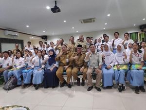 Wali Kota, KPU dan Bawaslu Depok Sosialisasikan Politik ke Siswa SMA Wali Kota, KPU dan Bawaslu Depok Sosialisasikan Politik ke Siswa SMA
