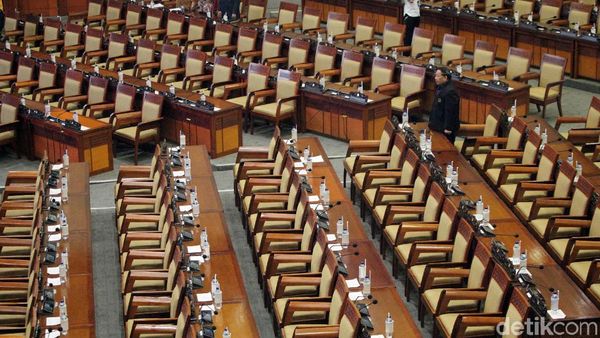 268 Botol Air Mineral Gantikan Anggota Dewan Rapat Paripurna