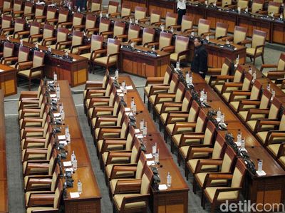 268 Botol Air Mineral Gantikan Anggota Dewan Rapat Paripurna