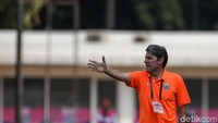 Julio Banuelos Saez memberikan pengarahan kepada para pemain Persija.