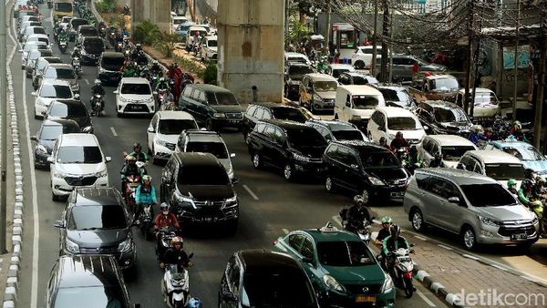 Imbas Perbaikan Jalan dan Revitalisasi Trotoar, Kuningan Makin Macet