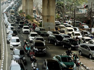 Imbas Perbaikan Jalan dan Revitalisasi Trotoar, Kuningan Makin Macet