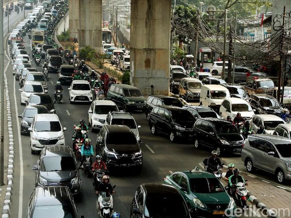 Imbas Perbaikan Jalan dan Revitalisasi Trotoar, Kuningan Makin Macet