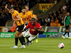 Di menit ke-68, Setan Merah mendapat hadiah penalti setelah Paul Pogba dilanggar oleh Conor Coady. REUTERS/Andrew Yates.