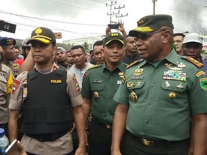 Manokwari Kondusif, Aparat Bersama Warga Bersihkan Sisa Kerusuhan