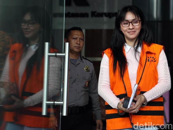 Bupati Nonaktif Talaud Umbar Senyum Usai Diperiksa KPK