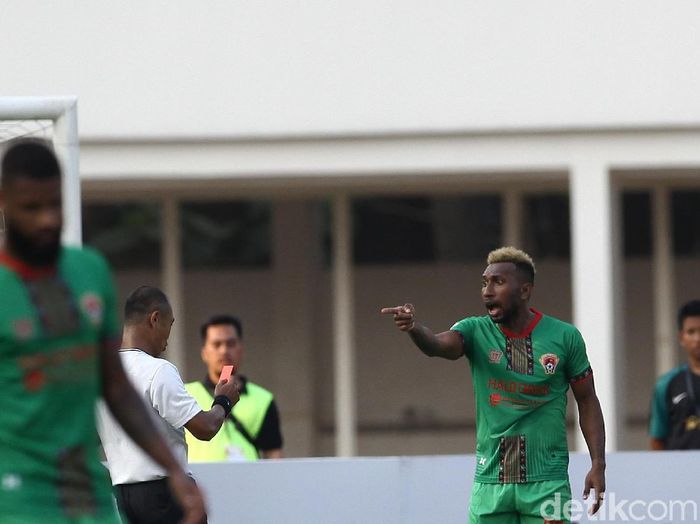 Kalteng Putra bisa degradasi ke Liga 2 kalau kalah dari Persipura Jayapura malam ini. (Foto: Rifkianto Nugroho/detikcom) Kalteng Putra bisa degradasi ke Liga 2 kalau kalah dari Persipura Jayapura malam ini. (Foto: Rifkianto Nugroho/detikcom)