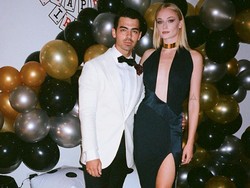 Penampilan Mengejutkan Joe Jonas Pakai Eyeshadow Ungu dan Highlighter
