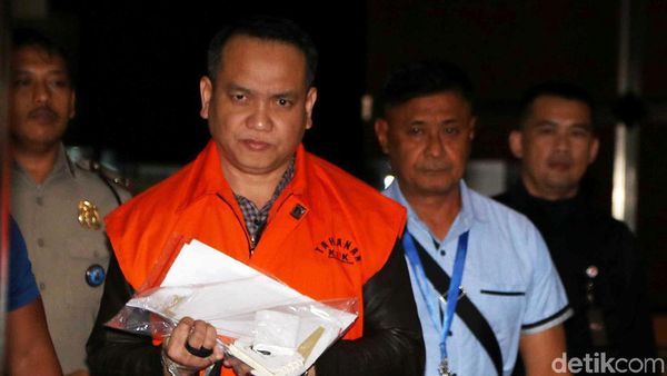 Tangan Diborgol, Jaksa Pengawal Anggaran Ditahan KPK