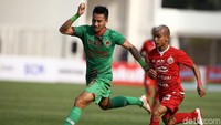 Para pemain Persija terus melancarkan serangan untuk menambah pundi-pundi gol.