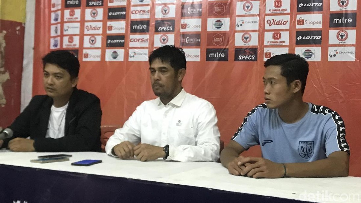 NIlmaizar (tengah) usai laga Persela Lamongan melawan Semen Padang di pekan ke-15 Liga 1 2019. (Foto: Jeka Kampai/detikSport)