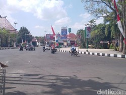 Jalur di Jember yang Dilewati Pebalap Tour dIndonesia Disterilkan dari PKL