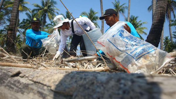 Bersih-bersih Pantai Cintai Laut