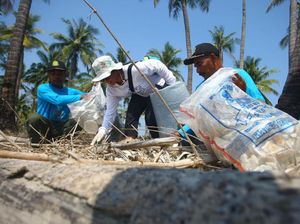 Bersih-bersih Pantai Cintai Laut